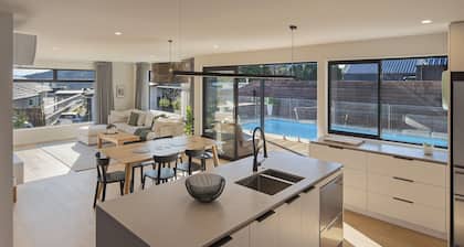 Marsden Escape - Views, Spa and Swimming Pool