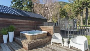 Tina de hidromasaje al aire libre