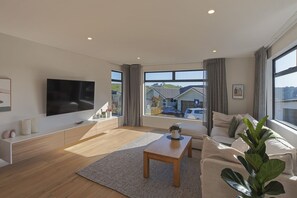 TV, books - Marsden Escape - Views, Spa and Swimming Pool (Nelson)