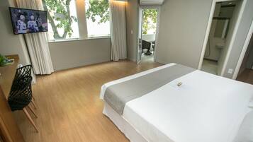 Quarto casal superluxo | Frigobar, cofres nos quartos, escrivaninha
