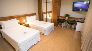 Minibar, caja fuerte, escritorio y espacio para trabajar con un portátil