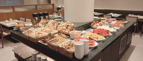 Un bufé con diversos alimentos y bebidas.