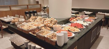 Buffet com diversos alimentos e bebidas.
