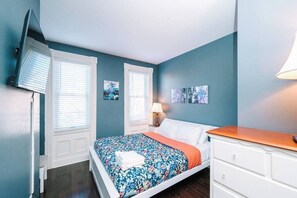 2 habitaciones, escritorio, tabla de planchar con plancha y wifi