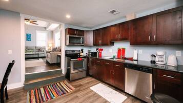 Frigorífic, placa de cuina, rentaplats i cafetera i tetera