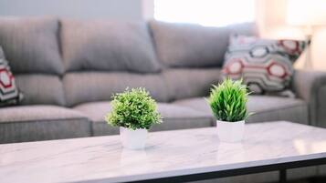 Televisión, oficina y monitor de computadora