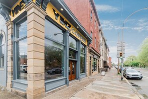 Exterior - 1st Floor - Free Parking - Washer & Dryer - AGH (Pittsburgh)