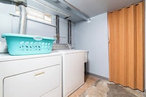 Interior - 1st Floor - Free Parking - Washer & Dryer - AGH (Pittsburgh)