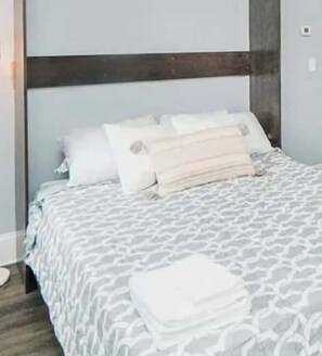 1 bedroom, desk, iron/ironing board, WiFi - 1st Floor - Free Parking - Washer & Dryer - AGH (Pittsburgh)