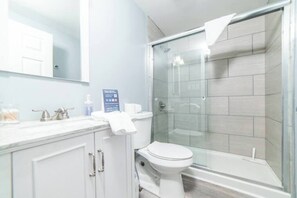 Shower, hair dryer, towels - 1st Floor - Free Parking - Washer & Dryer - AGH (Pittsburgh)