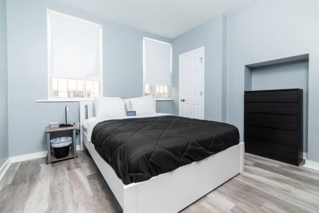 1 habitación, escritorio, tabla de planchar con plancha y wifi 