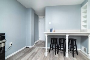 Interior - 1st Floor - Free Parking - Washer & Dryer - AGH (Pittsburgh)