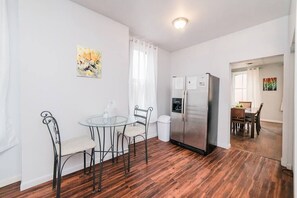 Dining - Off-Street Parking - Washer & Dryer - GroupStay (Pittsburgh)