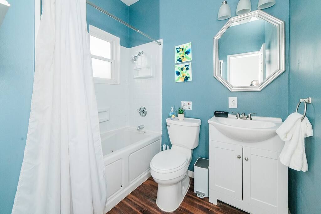 Baignoire, séchoir à cheveux, serviettes fournies, shampooing