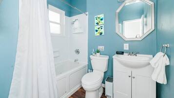Baignoire, séchoir à cheveux, serviettes fournies, shampooing