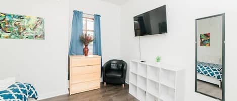 3 habitaciones, escritorio, tabla de planchar con plancha y wifi