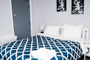 2 bedrooms, desk, iron/ironing board, WiFi - ROKU TVs - Washer & Dryer - QueenBeds - GroupStay (Pittsburgh)