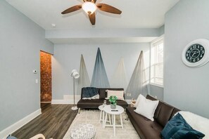 TV, offices - Walkable and Spacious Apt - Parking -- GroupStay (Pittsburgh)