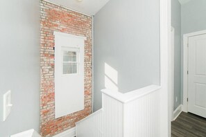 Interior - Walkable and Spacious Apt - Parking -- GroupStay (Pittsburgh)