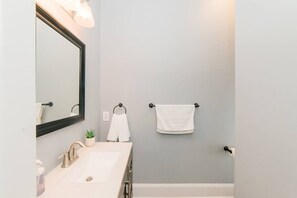 Shower, hair dryer, towels - Walkable and Spacious Apt - Parking -- GroupStay (Pittsburgh)