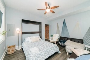 1 bedroom, desk, iron/ironing board, WiFi - Walkable and Spacious Apt - Parking -- GroupStay (Pittsburgh)