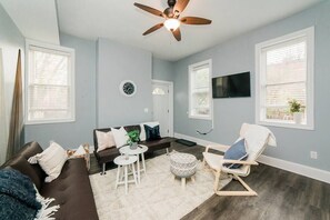 TV, offices - Walkable and Spacious Apt - Parking -- GroupStay (Pittsburgh)