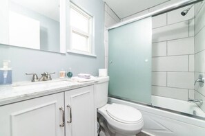 Bathtub, hair dryer, towels - -- AGH Walkable - Free Parking - Washer & Dryer -- (Pittsburgh)