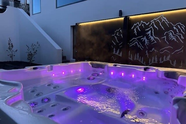 Soak in the hot tub under Queenstown’s starry skies