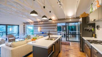 Premium House | Private kitchen | Full-size fridge, microwave, oven, stovetop