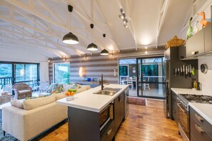 Premium House | Private kitchen | Full-sized fridge, microwave, oven, stovetop - The Pavilion Omiha  (Waiheke Island)