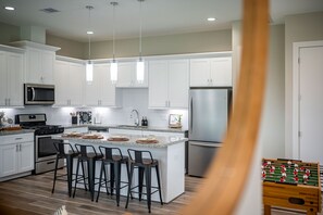 電子レンジ、ミキサー、調理器具と食器