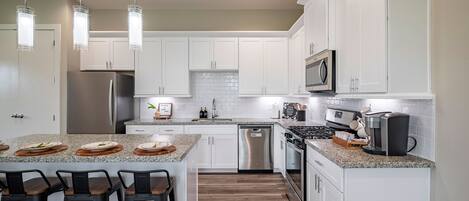 Mikrowelle, Mixer, Kochgeschirr/Geschirr/Besteck