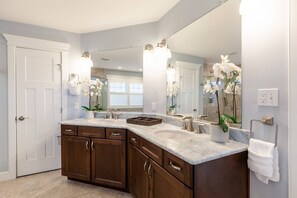 Regadera, tina de hidromasaje, secadora de cabello, shampoo 