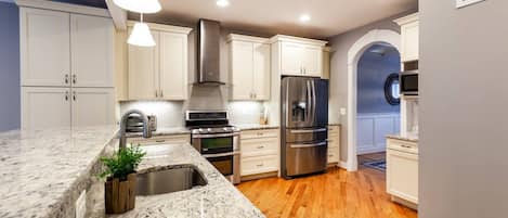 Refrigerador, microondas, lavavajillas y cafetera y tetera