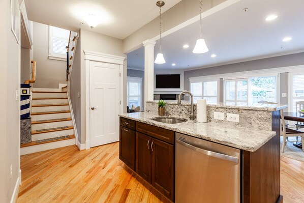 Geladeira, micro-ondas, lava-louças, cafeteira/chaleira