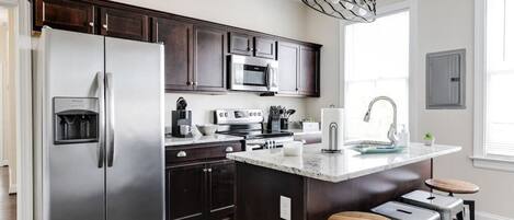 Refrigerador, microondas, horno y parrilla de estufa