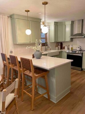 Kjøleskap, mikrobølgeovn, ovn og oppvaskmaskin