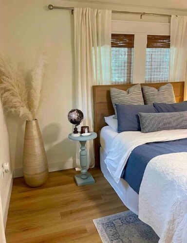 McDonald Cottage - Peaceful Backyard w/ Fire Pit