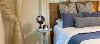 McDonald Cottage - Peaceful Backyard w/ Fire Pit