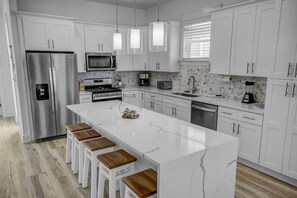 Réfrigérateur, micro-ondes, lave-vaisselle, cafetière/bouilloire