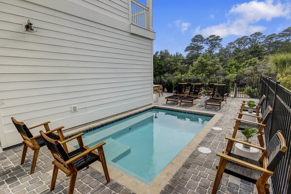 Unclassified image, 1 of 50, button