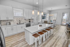 Refrigerador, microondas, lavavajillas y cafetera y tetera 