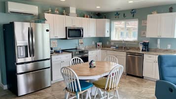 Condo, 1 Bedroom | Private kitchen