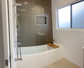 Bathtub, towels