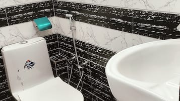Shower, rainfall showerhead, free toiletries, bathrobes