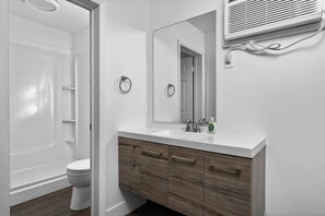 Bathtub, shampoo - Peninsula One Apartments Unit 13 (Traverse City)