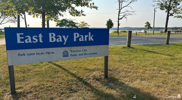 Un panneau indiquant les heures d’ouverture du parc East Bay : de 6 h à 23 h.