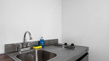 Microondas, placa de cocina, cafetera/tetera, silla alta para bebés