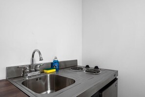 Micro-ondes, plaque de cuisson, cafetière/bouilloire, chaise haute