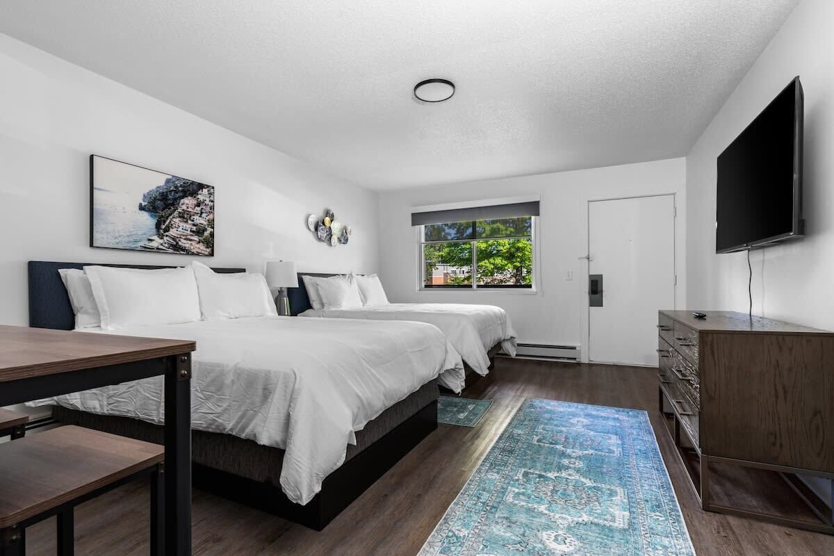 Travel cot, WiFi, bed sheets